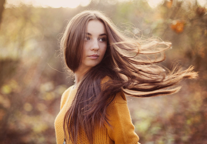 beautiful-girl-in-autumn-forest_HCfz5Xe2WW