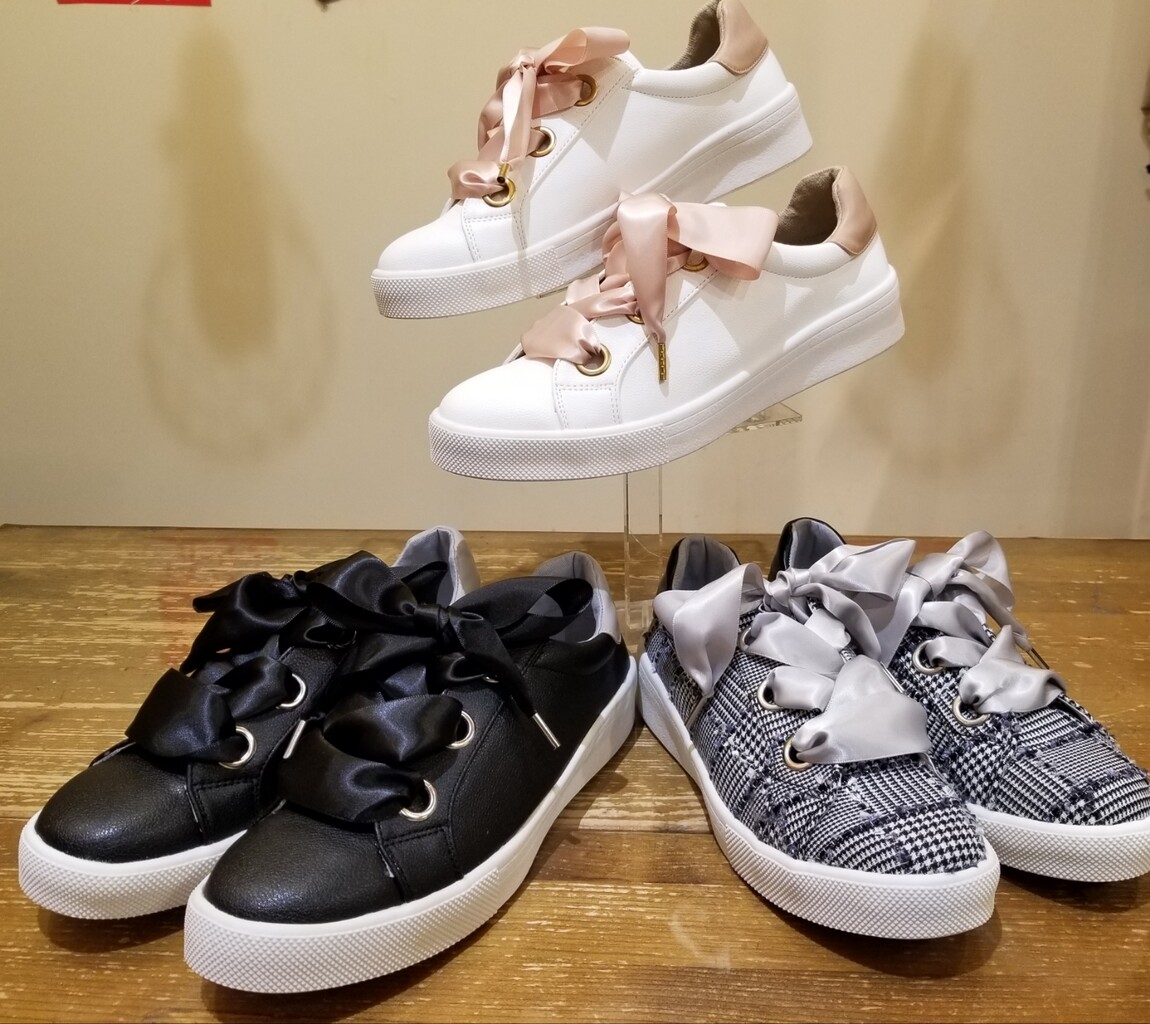 替えリボン紐付き スニーカー Africataro 日吉津店