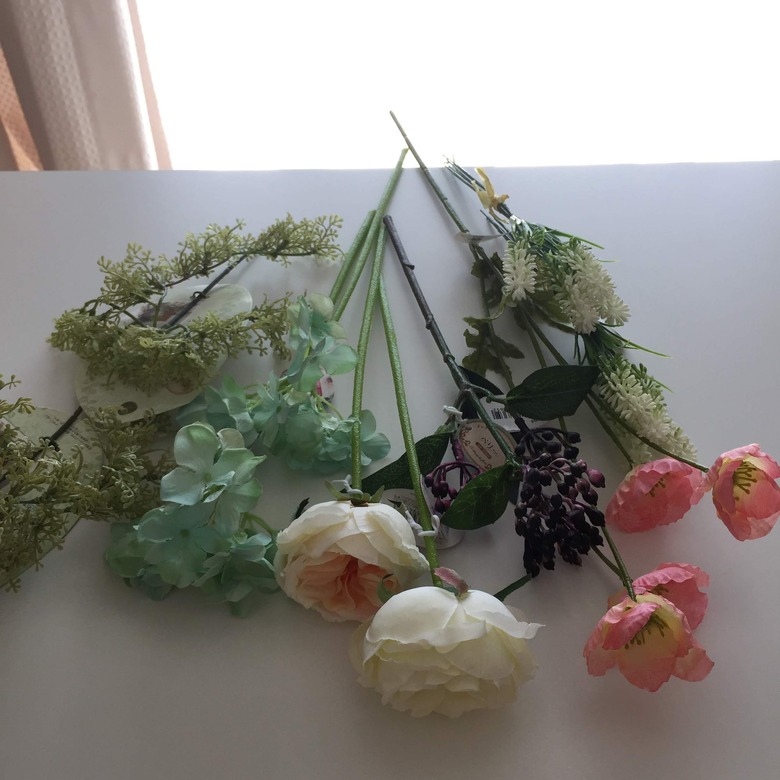 セリアの造花で ふんわりシャビーなクレセントリースを作成 Life In One Day 花と猫 時々ｄｉｙ
