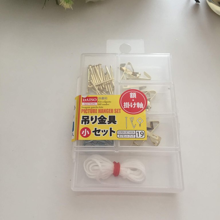 ダイソートレリスで壁や長押に傷を付けない飾り方 Life In One Day 花と猫 時々diy ダイソートレリスで壁や長押に傷を付けない飾り方 Life In One Day 花と猫 時々diy