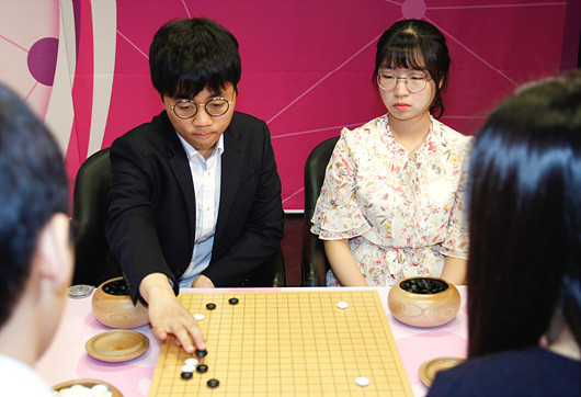 韓国sg杯ペア碁最強戦 優勝するならば申旻埈がキヨミ踊る 申旻埈 崔精組が朴廷桓 俞俐均組破って16強進出 Nitro15
