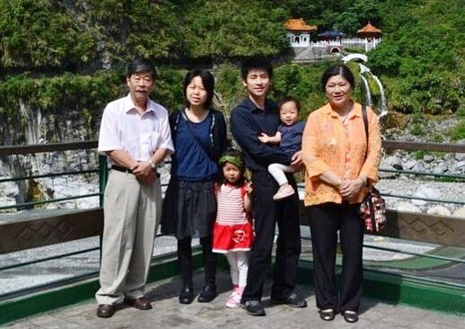 張栩の実家家族.左側から2番目が妻小林泉美