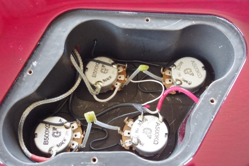 レスポールのコンデンサをオレンジドロップに換装したのだ おろかなるひとり言 レスポールのコンデンサをオレンジドロップに換装したのだ おろかなるひとり言