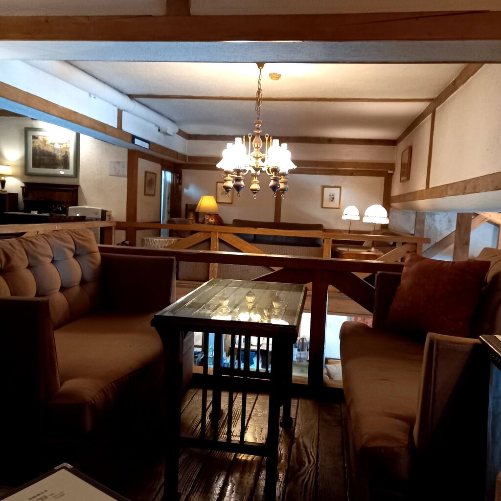 明洞の老舗ホテルみたいなカフェ 純喫茶カフェコイン 카페 코인 : ソウルに暮らす演劇オタクなブログ