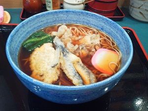秋野菜天そば 一升瓶がみてる 秋野菜天そば 一升瓶がみてる