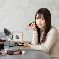 女性のすっぴん事情！コンビニから電車まで、あなたの限界は？