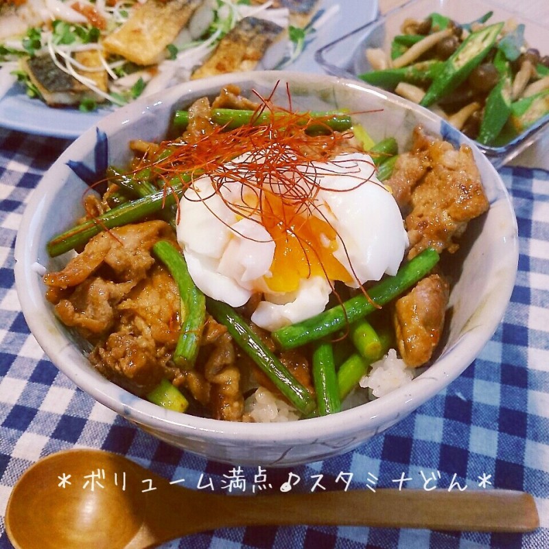 ボリューム満点！トンテキ風？温玉のせスタミナ丼♪