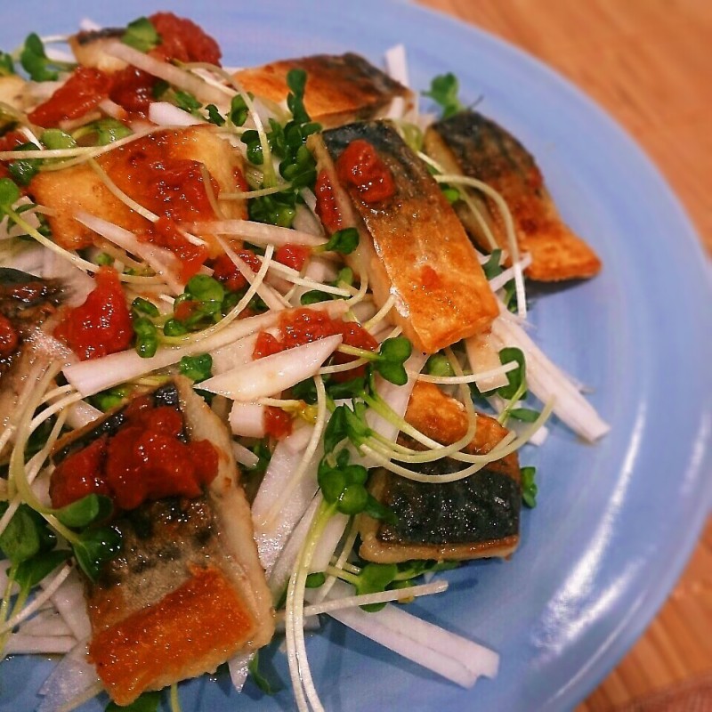 夏バテ対策！焼きさばと大根の梅ドレッシングでさっぱりサラダ♪