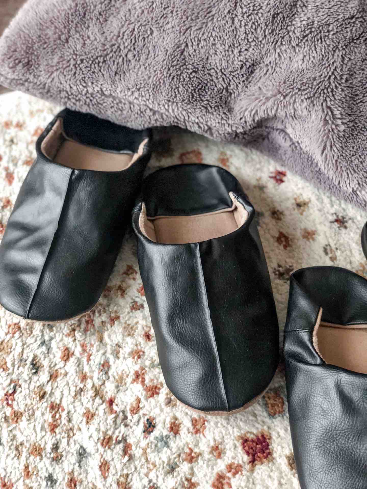 ダイソーすごすぎる これが300円 レザー調のお洒落すぎ 高見えバブーシュ風ルームシューズ あいのおうちごはん Powered By ライブドアブログ ダイソーすごすぎる これが300円 レザー調のお洒落すぎ 高見えバブーシュ風ルームシューズ あいのおうちごはん Powered By ライブドアブログ