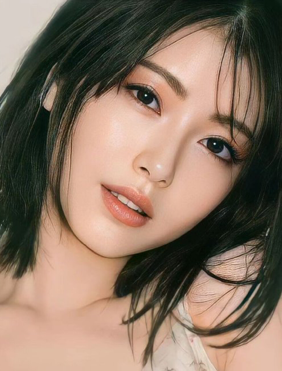 浜辺美波 : 顔アップ特集 [綺麗な女優・アイドル・モデル、芸能人の顔アップ画像研究所（顔面アップ同好会～顔好きによる顔好きのための好きサイト）]