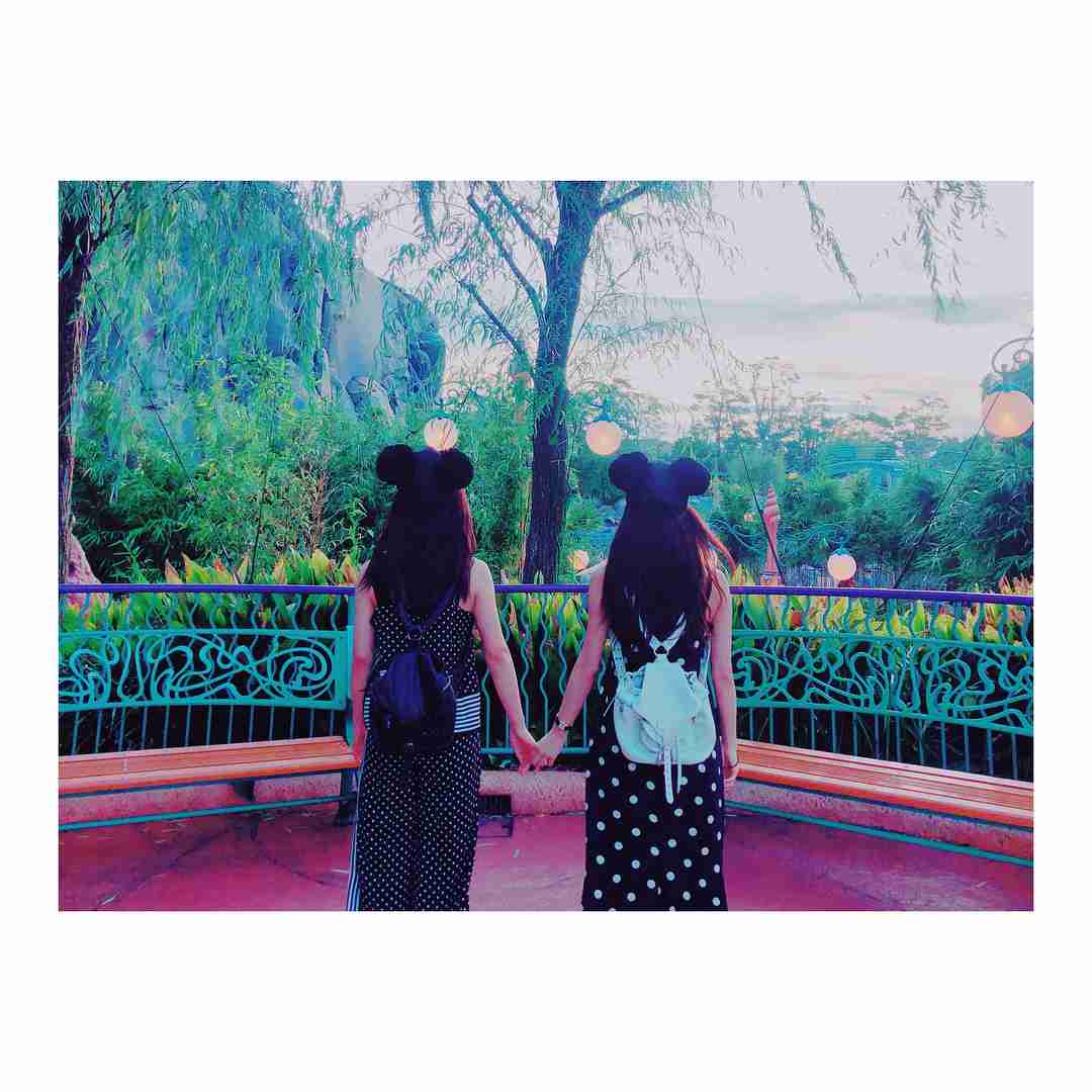 板野友美 妹 成美と 双子コーデ でディズニーデート 美人姉妹 そっくり ガールズちゃんねる