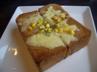 黒糖パンのチーズトースト