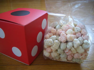 サイコロに入った雛あられ