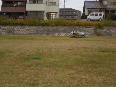 ベンチにて朝食