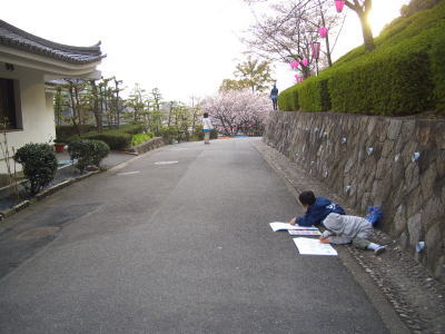 路上アートする子供達