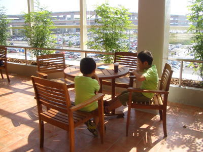 イオン大高ショッピングセンターのフードコートのテラス