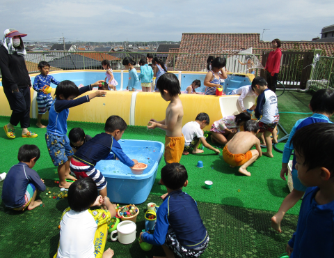 明石 保育園 水遊び1
