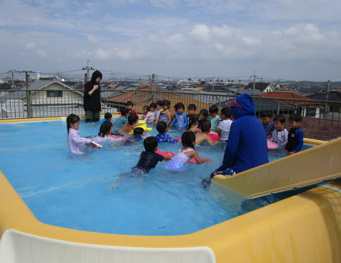 明石　保育園　プール