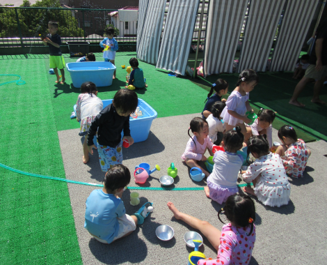 明石　保育園　水遊び