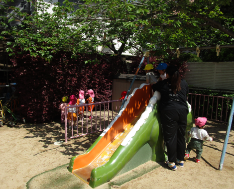 明石 保育園 すべり台