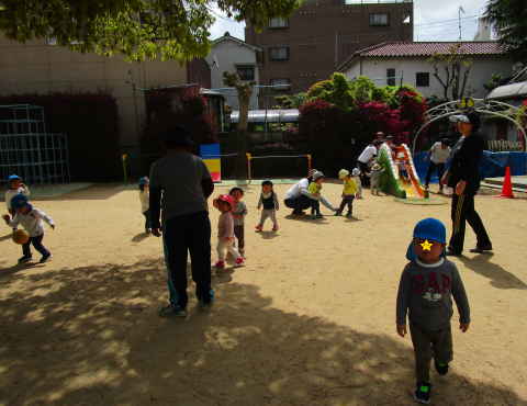 明石　保育園　外遊び１