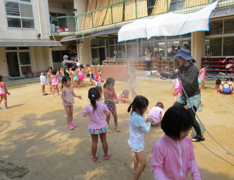 明石 保育園 水遊び