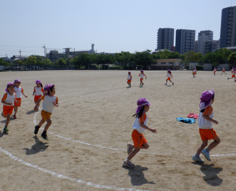 明石　こども園　グラウンド