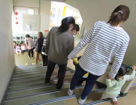 明石 保育園 階段