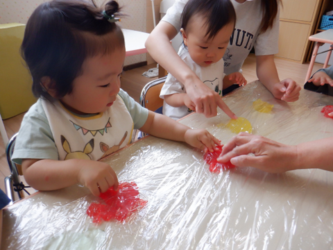 西明石愛児園0歳寒天遊び