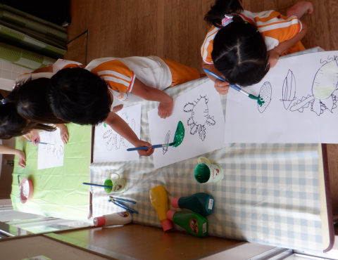 明石 保育園 絵の具