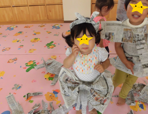 明石 保育園 新聞紙遊び