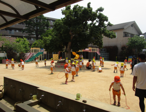 明石 保育園 縄跳び