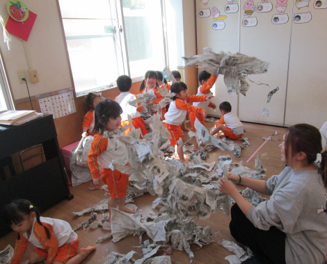 明石 保育園 新聞紙