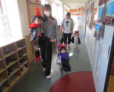 明石 保育園 廊下