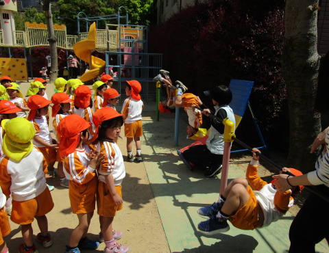 明石　保育園　鉄棒