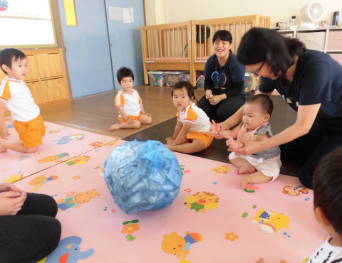 明石 保育園 新聞紙