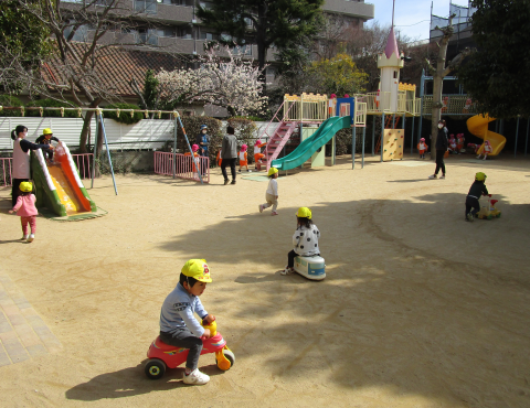 明石　保育園　外遊び