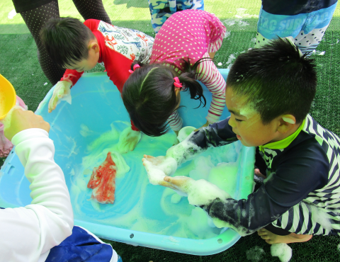 明石　保育園　泡遊び