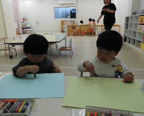 明石市　保育園　なぐり描き