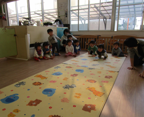 明石　保育園　ハイハイ