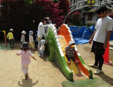 明石　保育園　すべり台