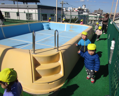 明石　保育園　プール