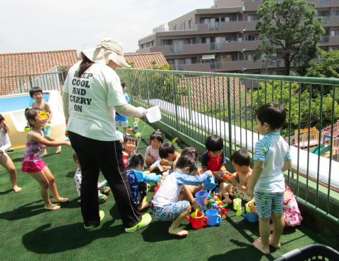 明石 保育園 水遊び1