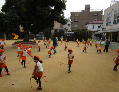 明石 保育園 縄跳び