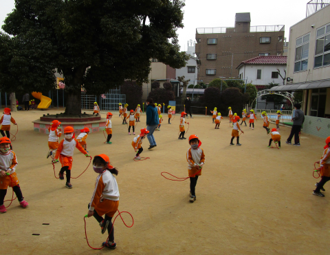 明石　保育園　縄跳び