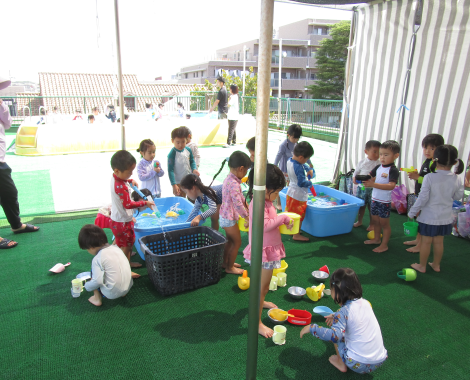 明石　保育園　水遊び1