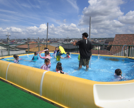 明石　保育園　水遊び3