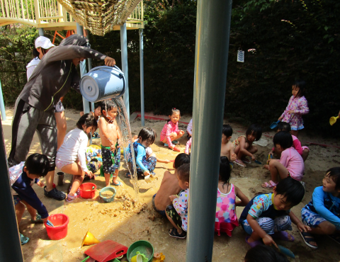 明石 保育園 水遊び1