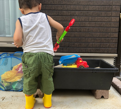 お家に子供用砂場を作りました トロ舟で簡単 お部屋遊びのマンネリ防止 ぴぷめわん家族 年子男女の子育ては大変 時短アイテムでガンガン手抜き