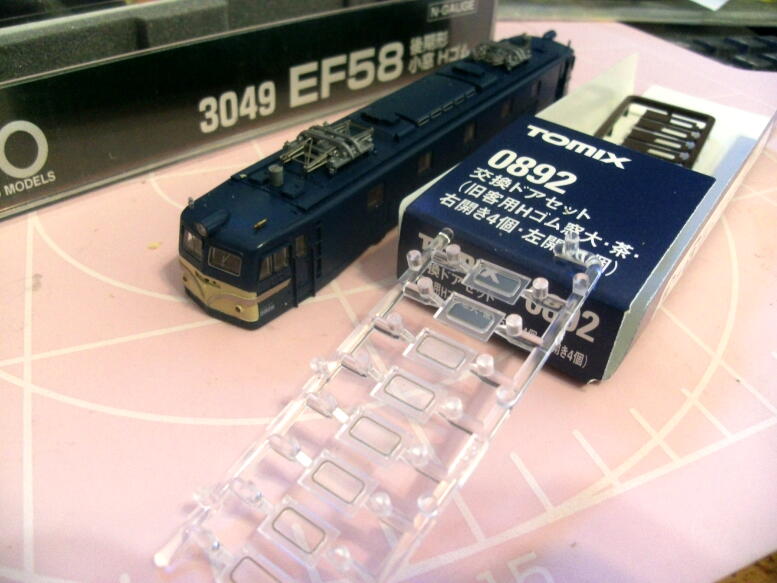 KATO EF58 Hゴム小窓の前面窓サイズを換えてみる : にゃんまるらぼ